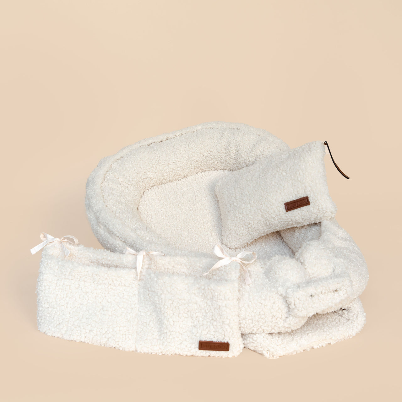 Babynestje teddy cream samen met luieretui en  crib organizer cream Studio productfoto