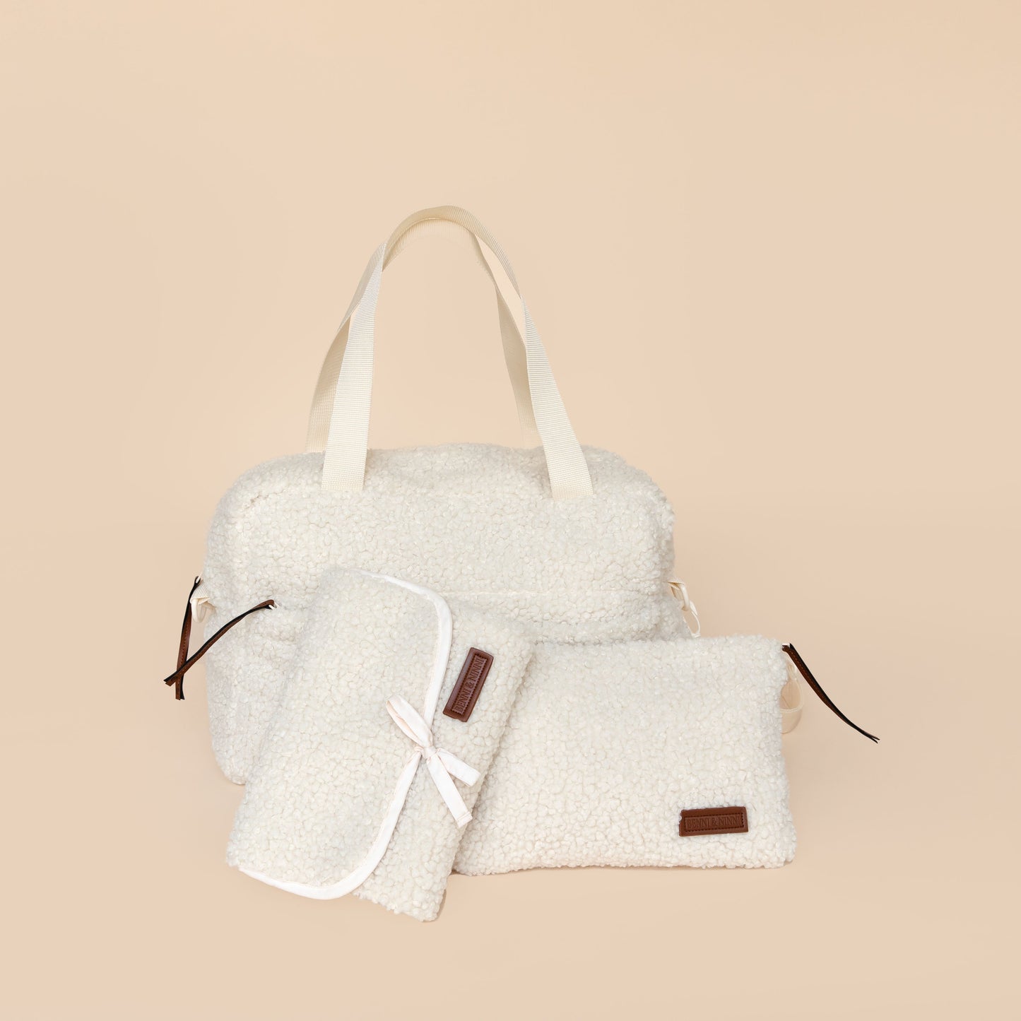 Complete On-the-Go set van Benni & Ninni in teddy cream stof met luiertas, luieretui en verschoonmatje.