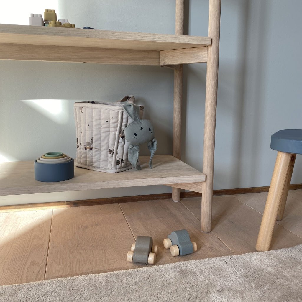 Baby knuffelt met groen Nuuroo Ado knuffeldoekje van biologisch katoen