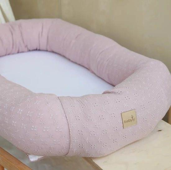 Babyly | 2-in-1 Geborduurd Babynest | Light Pink