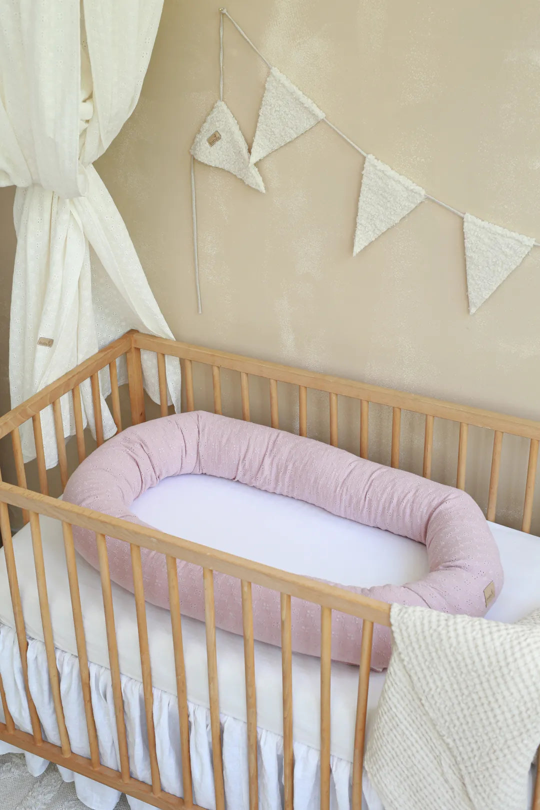 Babyly | 2-in-1 Geborduurd Babynest | Light Pink