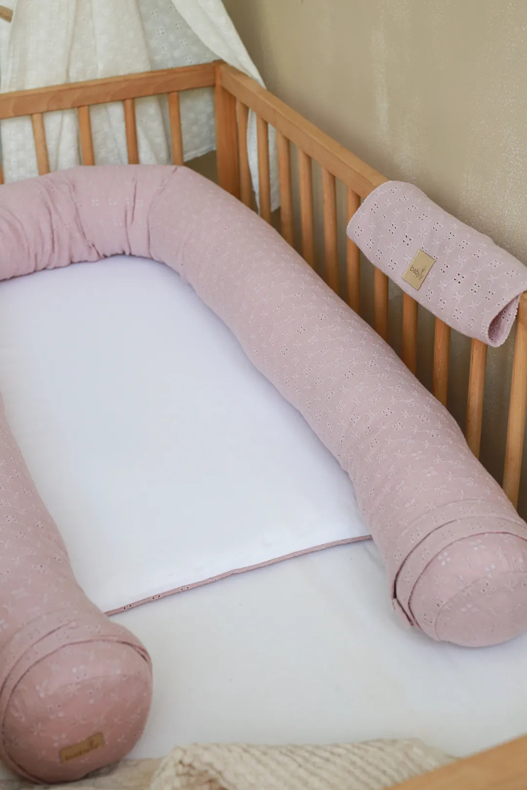 Babyly | 2-in-1 Geborduurd Babynest | Light Pink