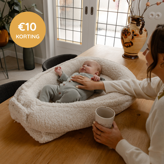 Benni_Ninni_Teddy_Babynest_Cream_Moeder_met_Baby_aan_Tafel_Korting
