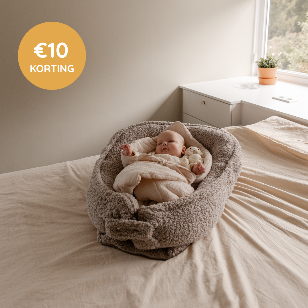 Benni_Ninni_Teddy_Babynest_Tan_Baby_in_Babynest_op_Bed_korting