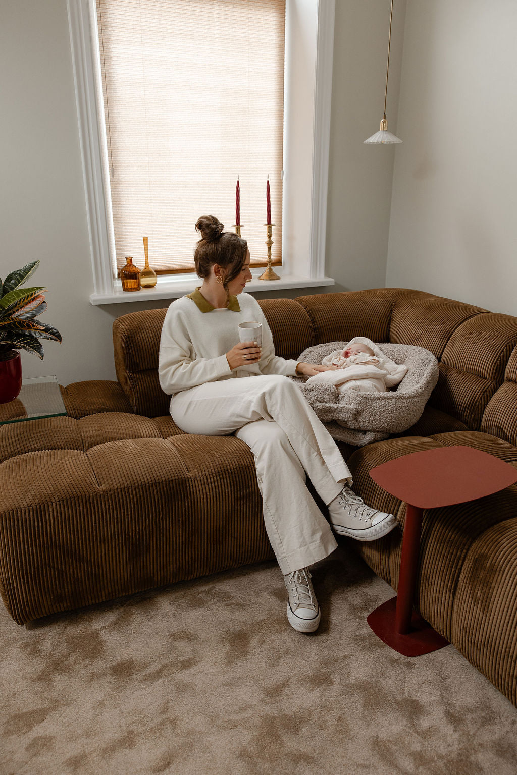 Moeder en baby genieten samen van het Benni & Ninni Teddy Babynest in Tan. Een liefdevol moment vastgelegd – perfect voorbeeld van comfort en geborgenheid voor je kleintje.