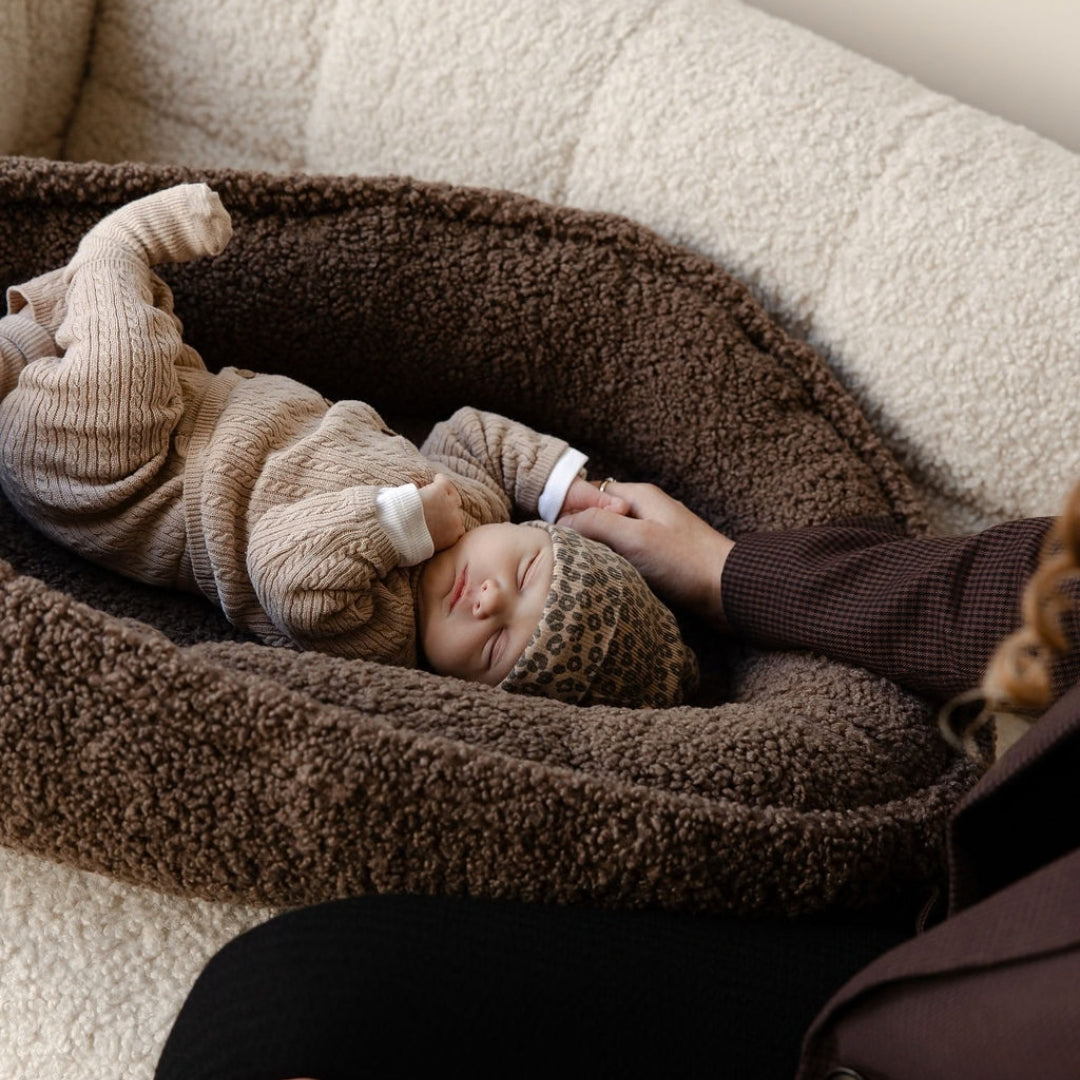 Teddy babynest bruin van Benni & Ninni - zacht en knus babynestje in teddystof