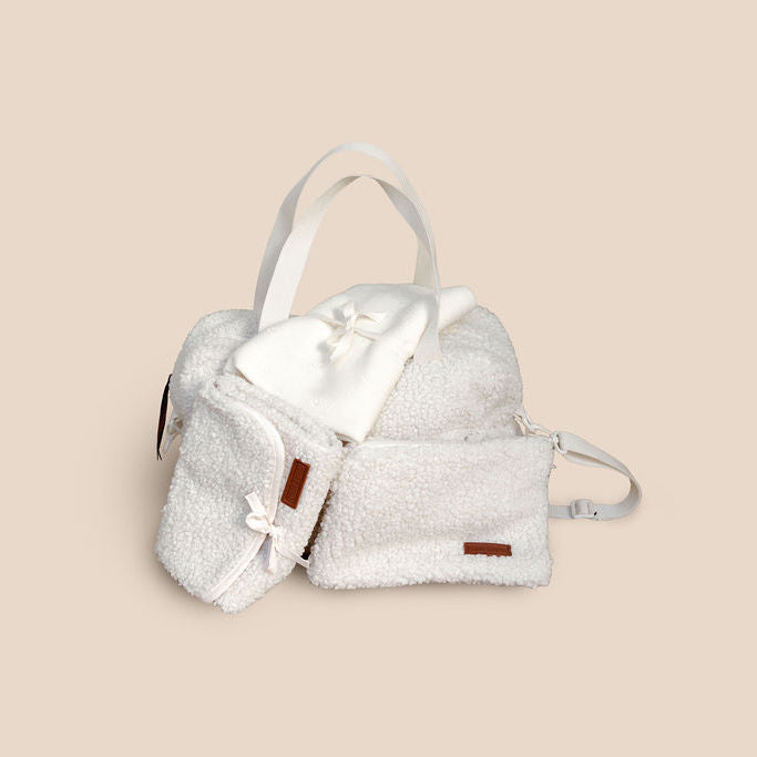 Benni & Ninni comfort on the go set. Bevat teddy luiertas, teddy verschoonmat, teddy luieretui en deken van merinowol.