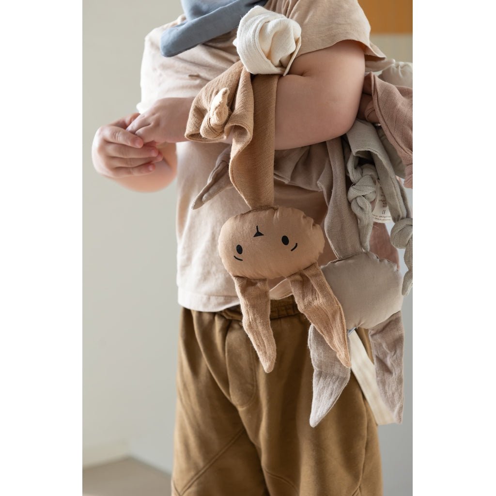 Baby met Ado knuffeldoekje van Nuuroo – zachte doek in natuurlijke kleuren