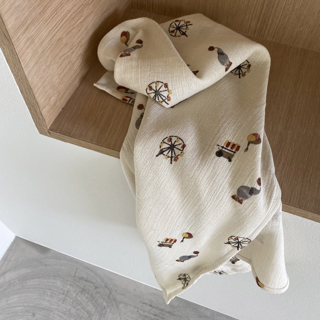 Baby gewikkeld in de Nuuroo Barri mousseline doek tijdens het slapen in een wiegje

