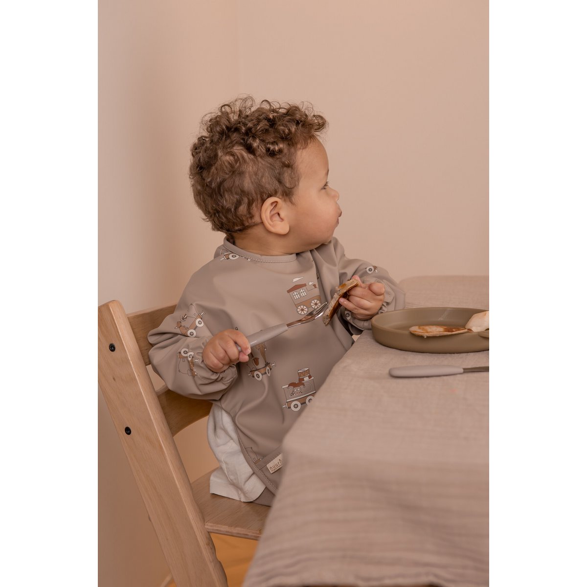 Nuuroo Luna slabbetje met mouwen – Crème Carnavalstrein - Waterafstotend slabbetje met mouwen van Nuuroo