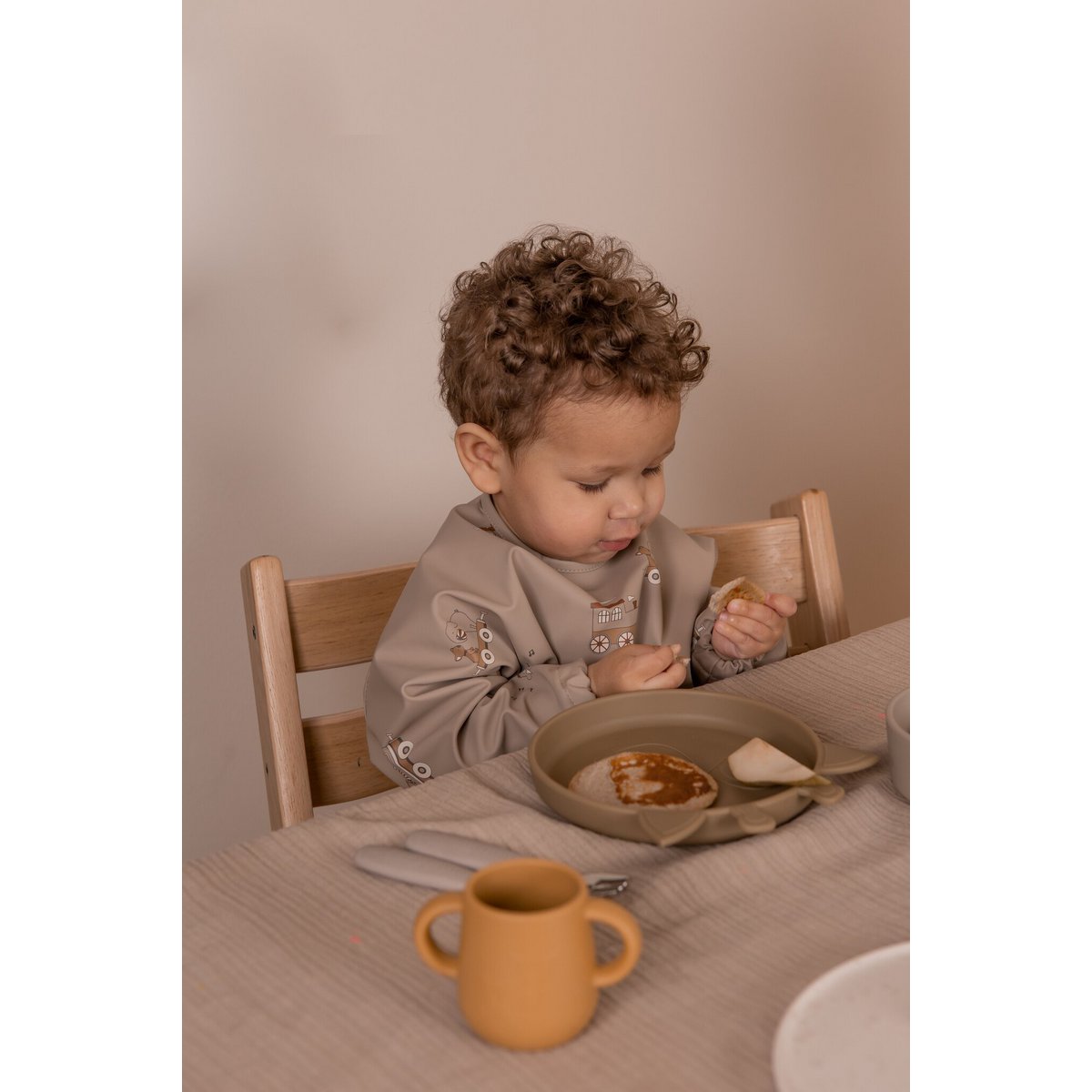 Nuuroo Luna slabbetje met mouwen – Crème Carnavalstrein - Waterafstotend slabbetje met mouwen van Nuuroo