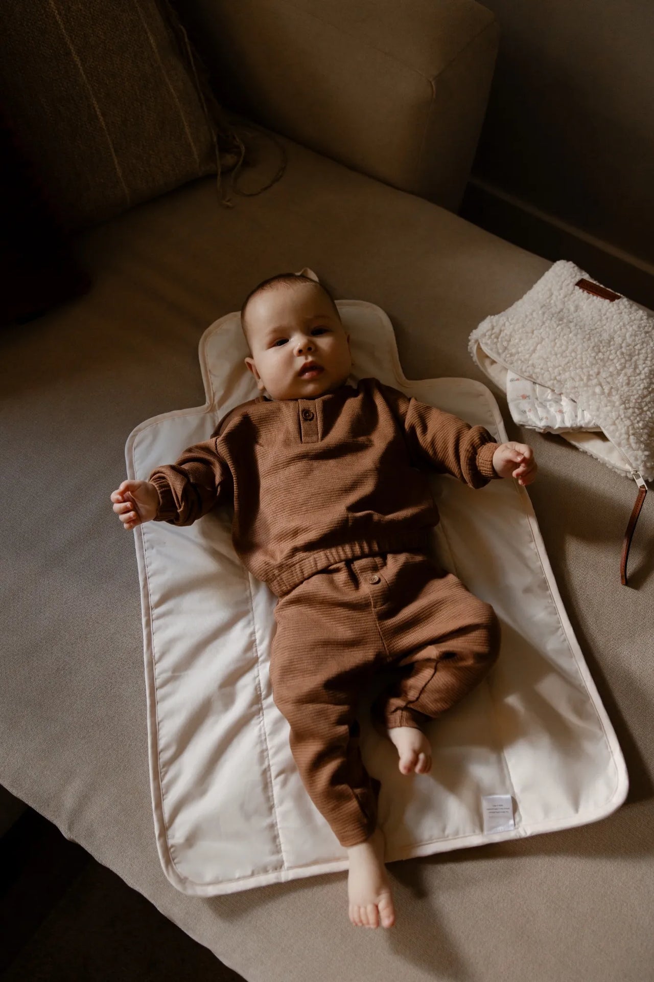 Baby liggend op Teddy verschoonmatje Cream – Benni & Ninni