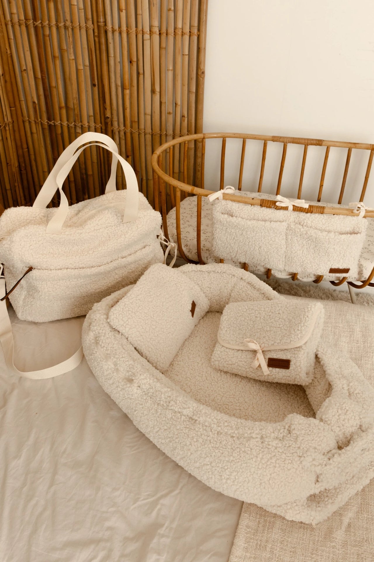 Complete newborn set teddy cream met crib organizer, babynestje, luiertas en luieretui van Benni & Ninni