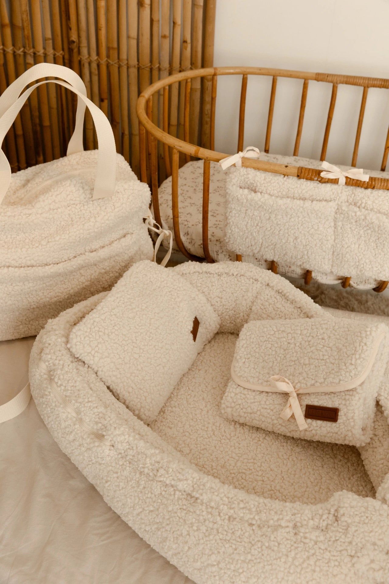 Complete babyset met Teddy verschoonmatje, luieretui, luiertas, babynestje en crib organizer – Benni & Ninni