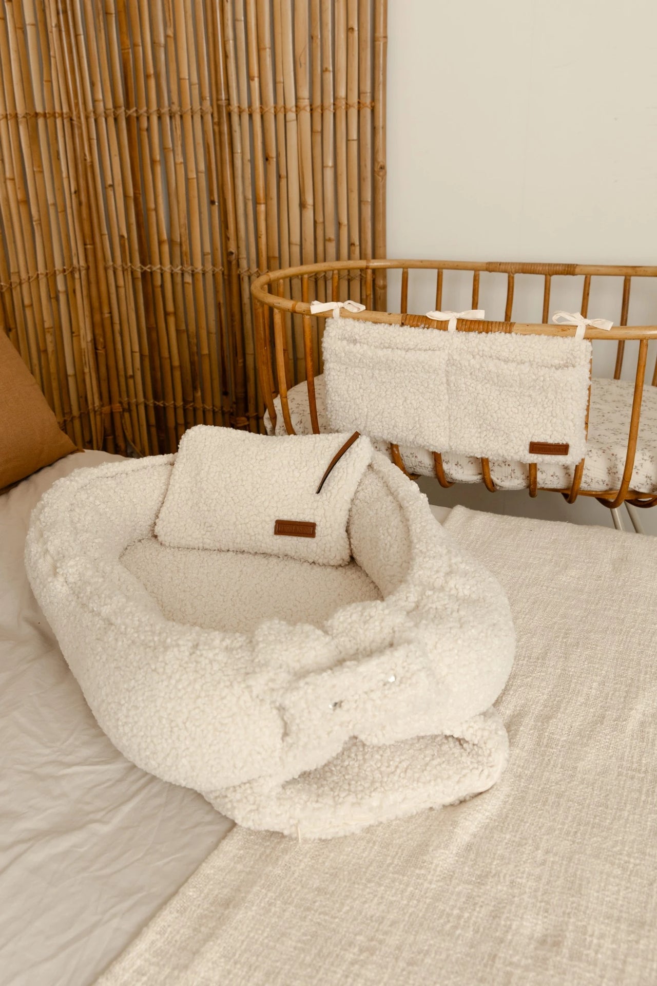 Set met crib organizer, luieretui en babynestje in teddy cream stof