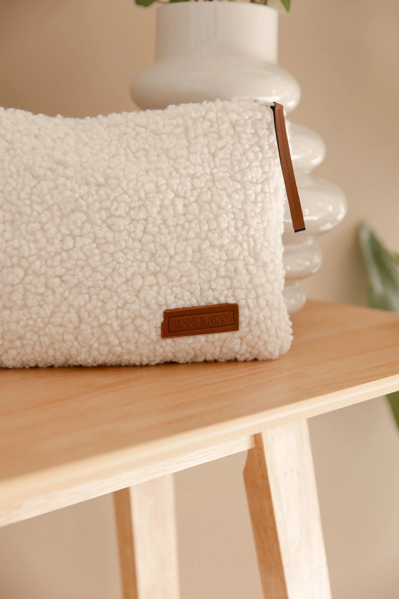 Detail van Luieretui Teddy Cream met rits en label