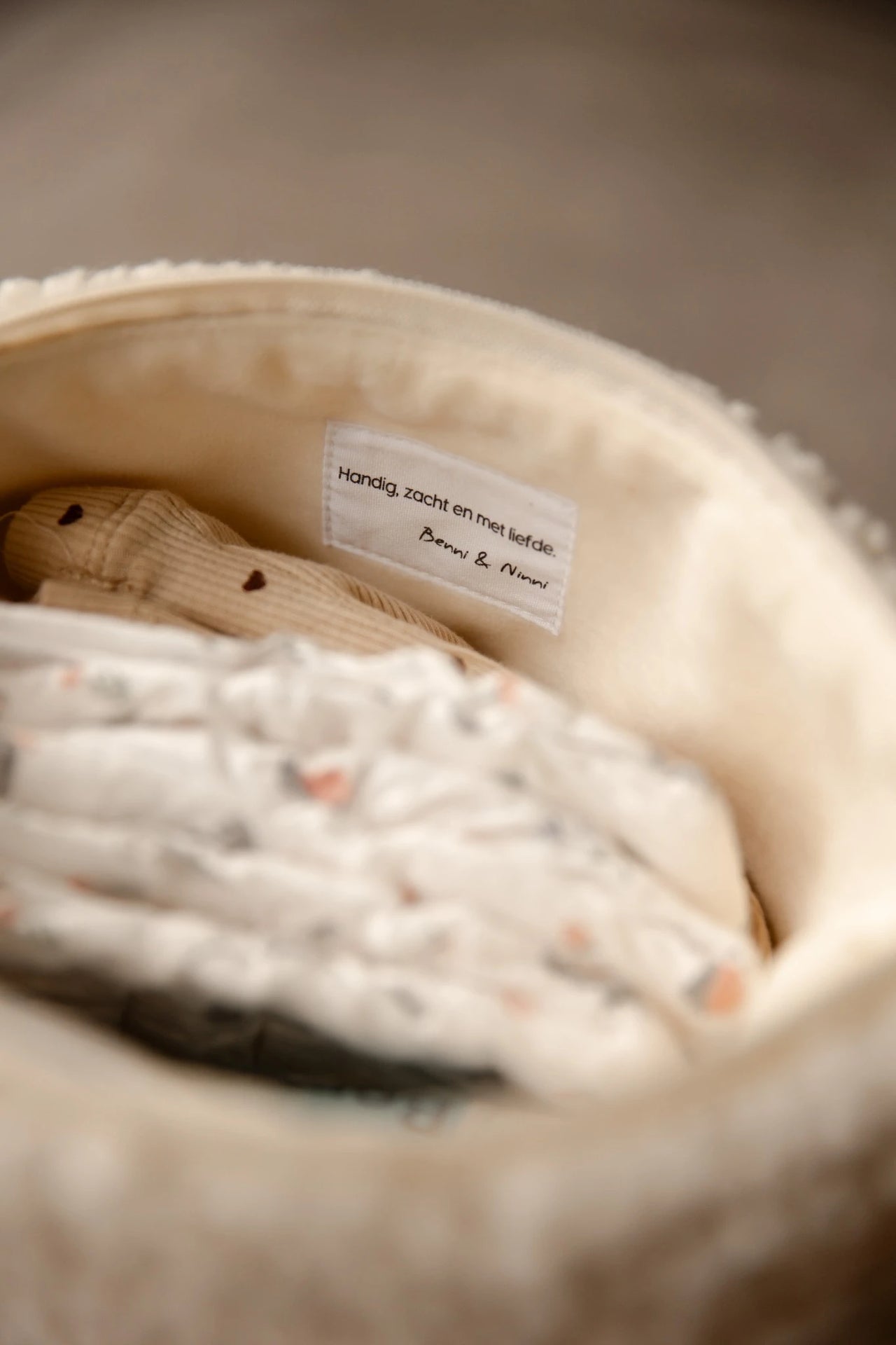 Binnenkant van Luieretui Teddy Cream met zachte velvet stof