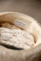 Binnenkant van Luieretui Teddy Cream met zachte velvet stof