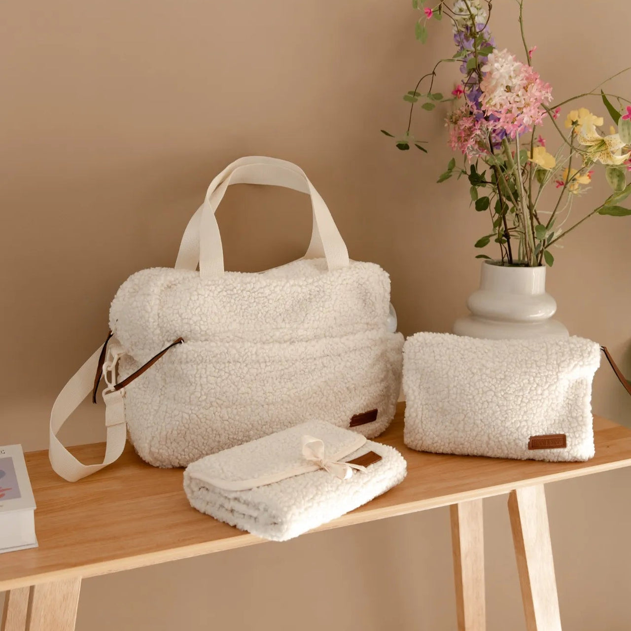 Complete On-the-Go set van Benni & Ninni in teddy cream stof met luiertas, luieretui en verschoonmatje.