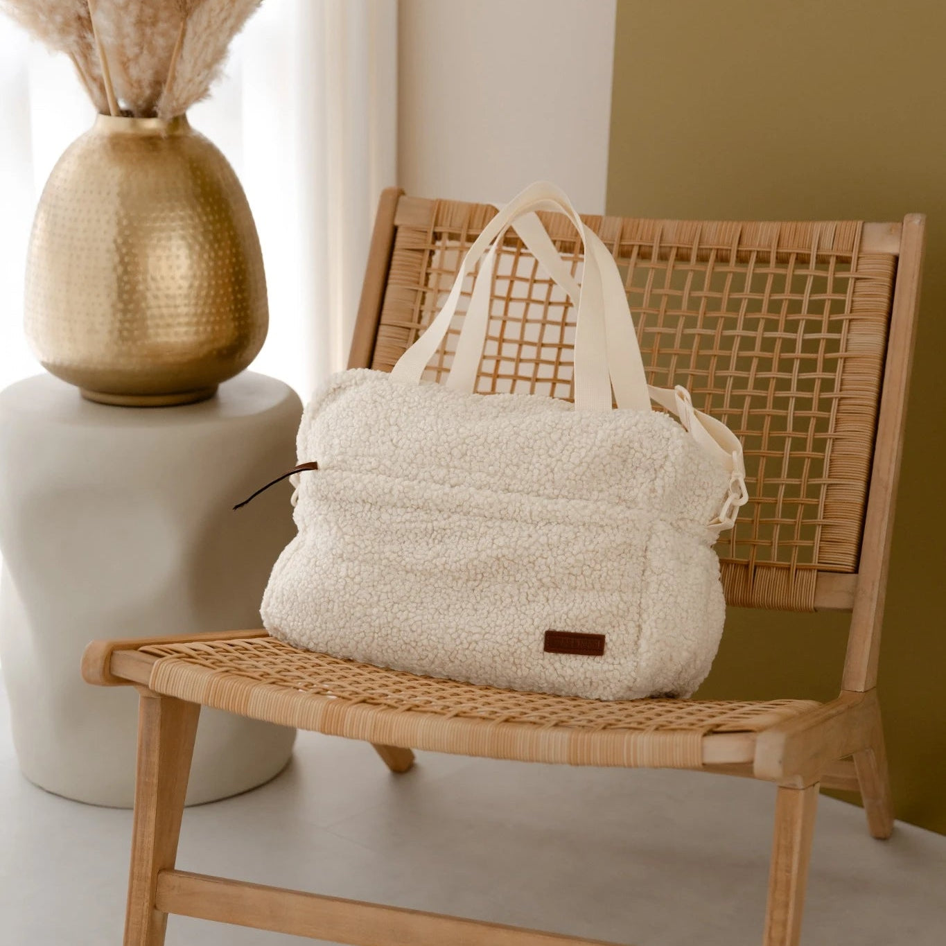 Teddy luiertas cream van Benni & Ninni op stoel