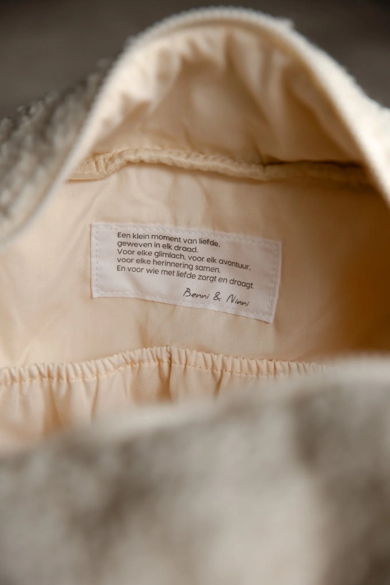 Detailfoto binnenkant teddy luiertas cream met Benni & Ninni label