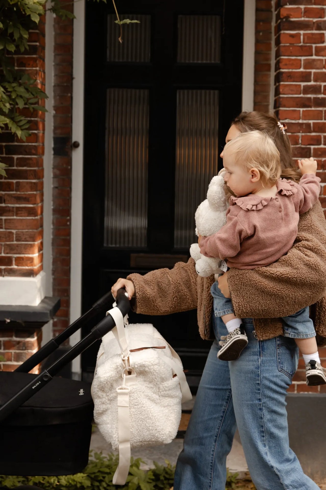 Mama met baby en teddy luiertas cream van Benni & Ninni