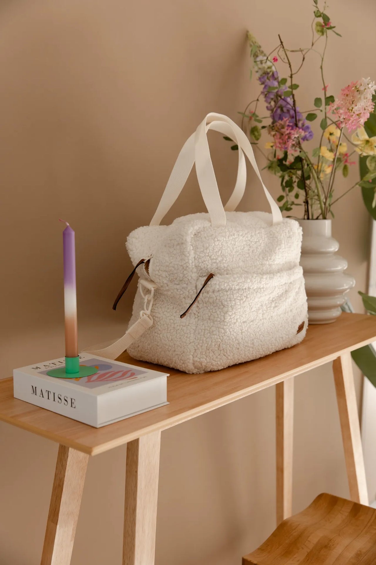 Teddy luiertas in cream van Benni & Ninni gestyled met bloemen