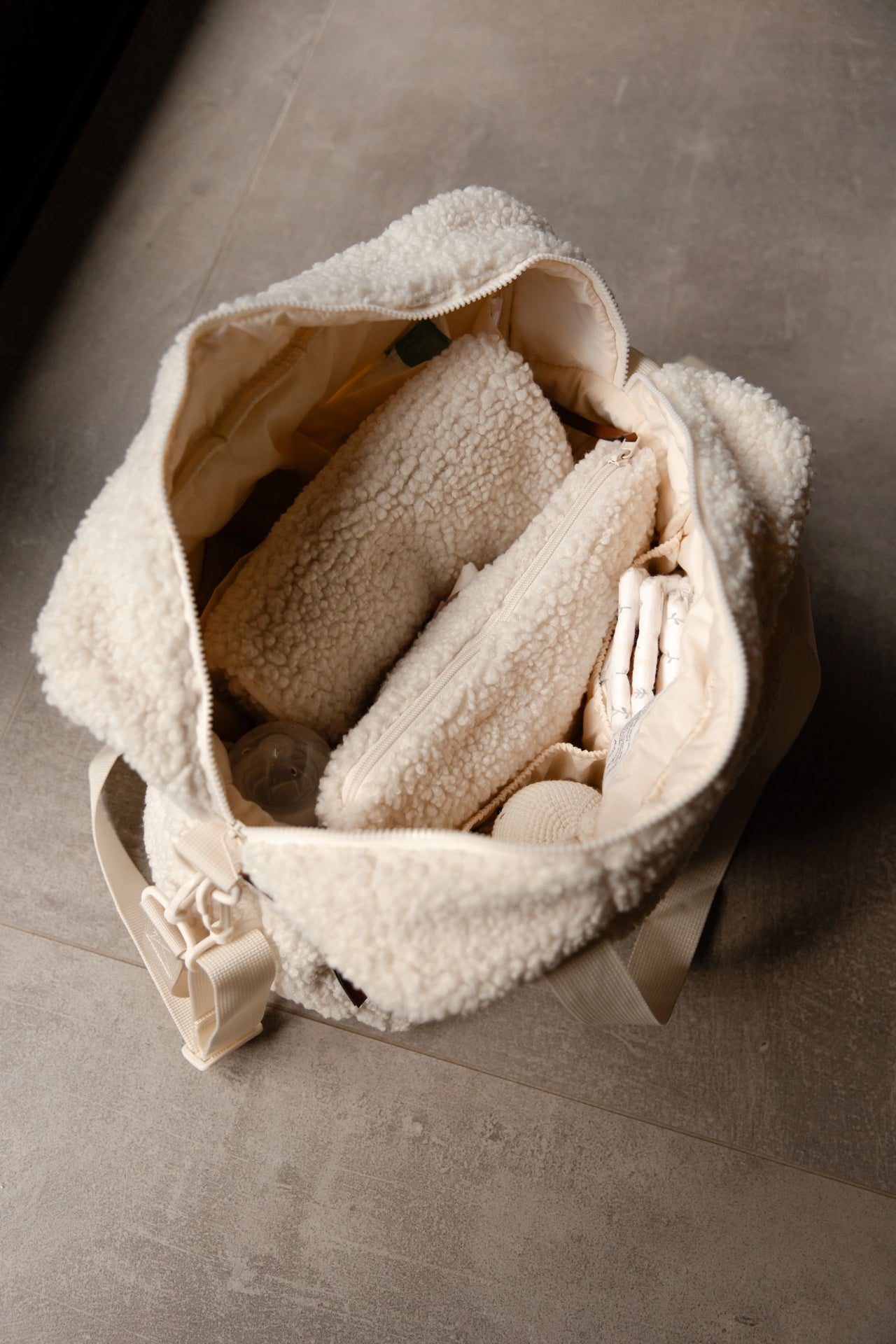 Bovenaanzicht teddy luiertas cream met luieretui, verschoonmat en accessoires