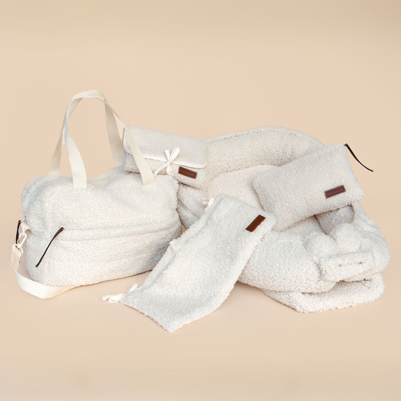 Complete teddy set cream bestaande uit luiertas, luieretui en verschoonmat Studio productfoto