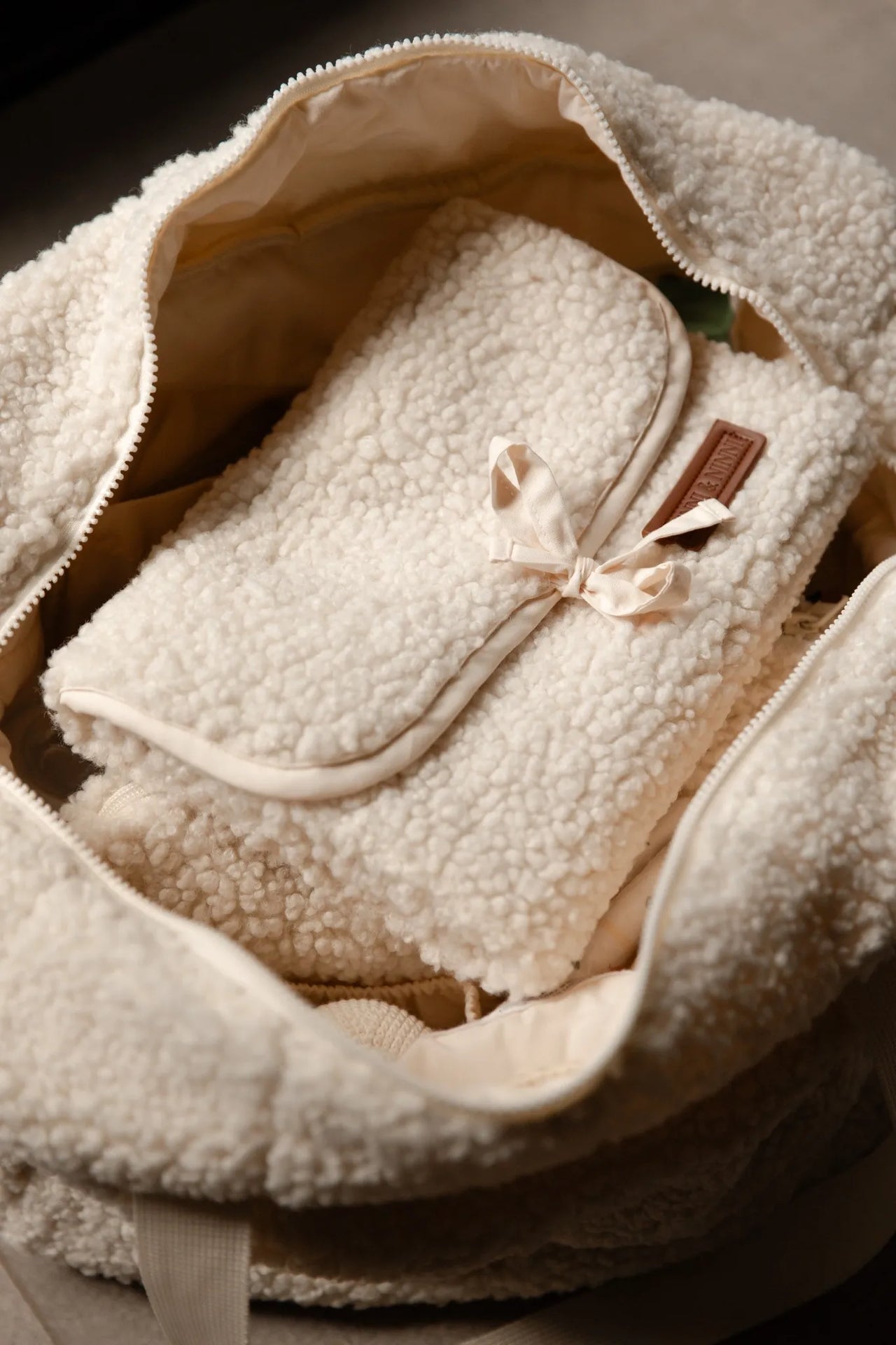 Teddy verschoonmatje Cream opgeborgen in luiertas – Benni & Ninni