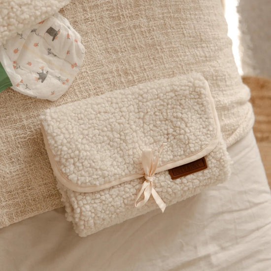 Teddy verschoonmatje Cream netjes dichtgebonden – Benni & Ninni