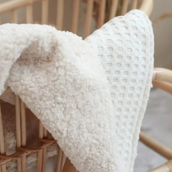 Merinowollen wiegdeken in zachte naturel tint, ademend en temperatuurregulerend voor pasgeboren baby's